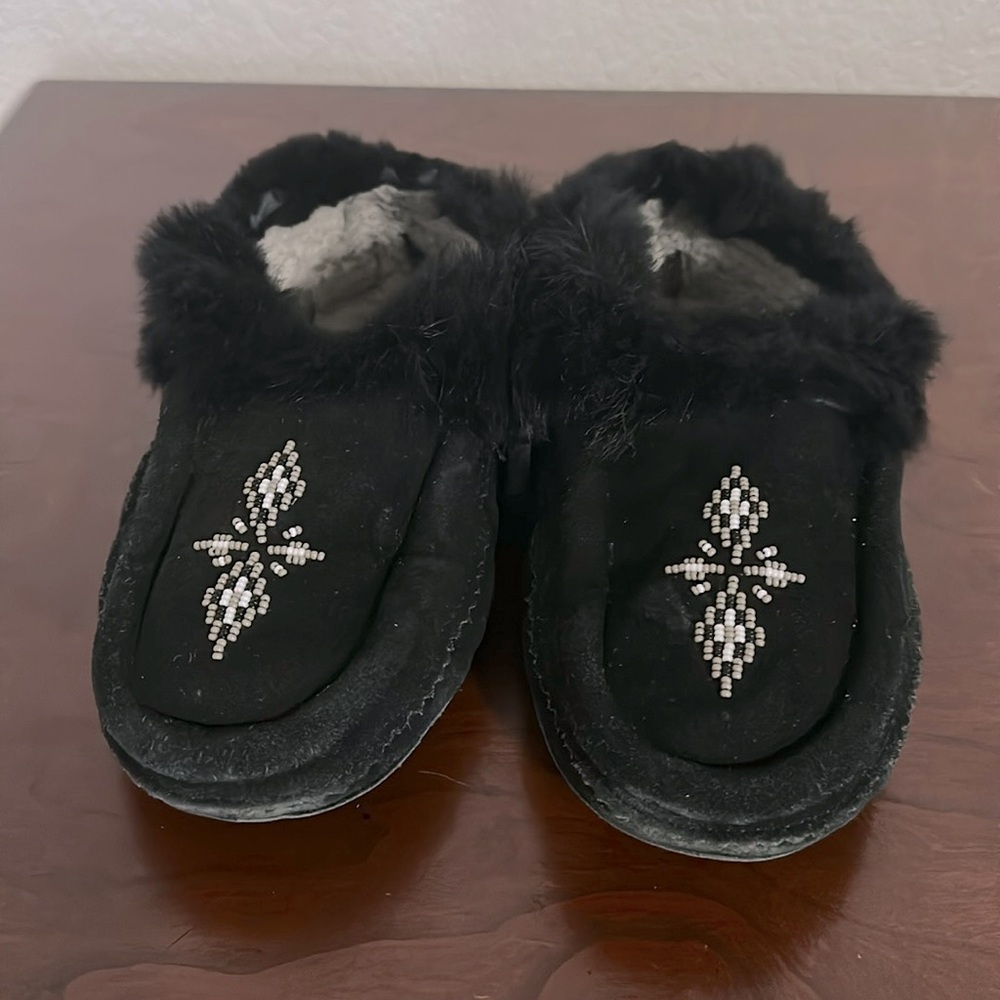 Manitobah Mukluk slippers. Ladies 8 Mens 6